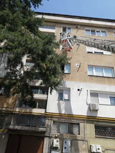 Vrancea: Copil de doi ani care a rămas blocat singur în apartament, salvat de pompieri cu autoscara