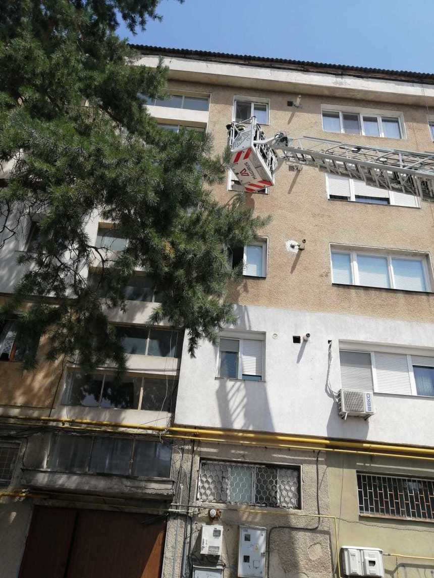 Vrancea: Copil de doi ani care a rămas blocat singur în apartament, salvat de pompieri cu autoscara