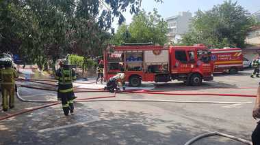 UPDATE - Incendiul din zona Muncii din Sectorul 3 al Capitalei a fost stins / Şase persoane au avut nevoie de îngrijirile medicilor / Au fost afectate 17 proprietăţi 