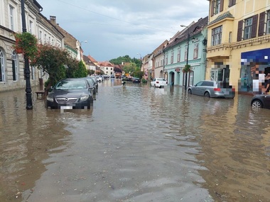IGSU: Bilanţul vijeliilor şi precipitaţiilor abundente de miercuri - Patru persoane decedate  / Pagube în 22 de judeţe şi în municipiul Bucureşti / 117 copaci căzuţi pe carosabil, autoturisme şi clădiri / 9 case, 16 blocuri şi 18 autoturisme, avariate - FOTO
