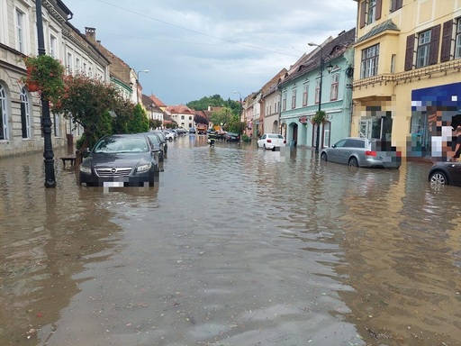 IGSU: Bilanţul vijeliilor şi precipitaţiilor abundente de miercuri - Patru persoane decedate  / Pagube în 22 de judeţe şi în municipiul Bucureşti / 117 copaci căzuţi pe carosabil, autoturisme şi clădiri / 9 case, 16 blocuri şi 18 autoturisme, avariate - FOTO
