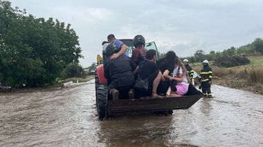 UPDATE - Tulcea: Mai multe autoturisme au rămas blocate pe DN 22D, după producerea unei viituri/ Zece persoane, salvate / Locuitorii din zonă au primit mesaj RO-Alert  - FOTO, VIDEO