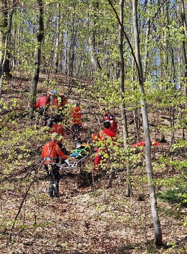 Maramureş: Tânăr de 20 de ani, plecat în drumeţie către cabana de vacanţă a familiei, găsit spânzurat în pădure / Mai multe echipe de salvamontişti, poliţişti, pompieri, jandarmi şi localnici au participat la căutare