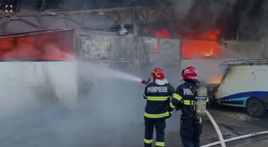 UPDATE - Puternic incendiu la o hală din Cluj-Napoca / Intervin pompieri din mai multe judeţe / Unul dintre ei s-a intoxicat cu fum / Focul s-a extins la acoperişurile a trei case / Anunţul primarului Emil Boc - VIDEO