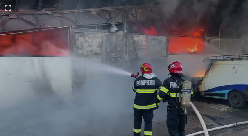 UPDATE - Puternic incendiu la o hală din Cluj-Napoca / Intervin pompieri din mai multe judeţe / Unul dintre ei s-a intoxicat cu fum / Focul s-a extins la acoperişurile a trei case / Anunţul primarului Emil Boc - VIDEO