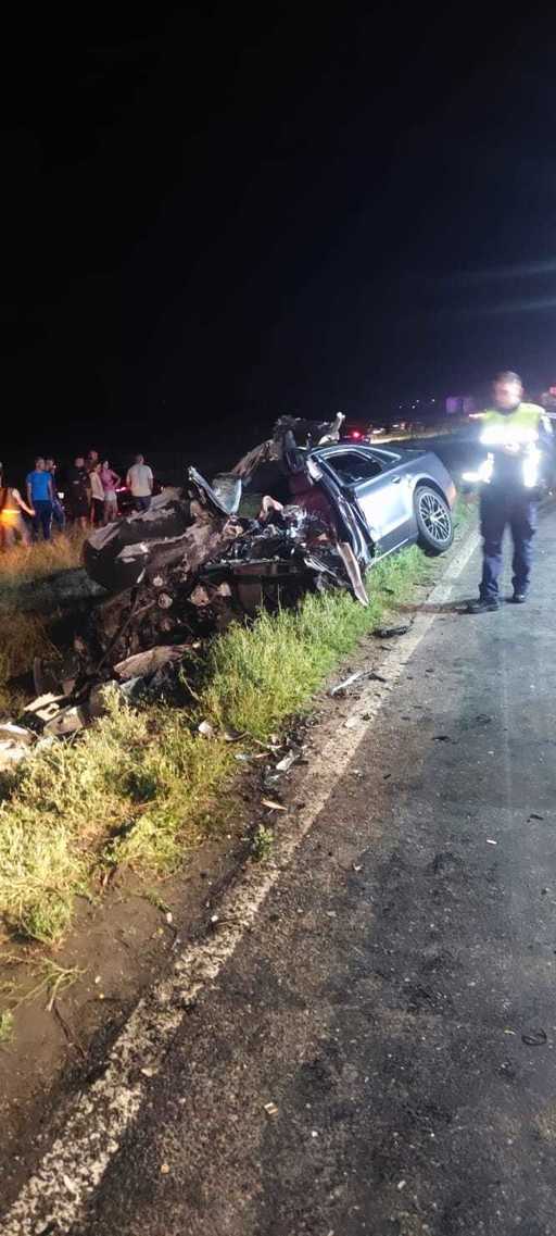 Buzău - O adolescentă şi tatăl ei, morţi după ce maşina în care se aflau s-a ciocnit cu un camion - FOTO
