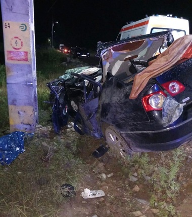Dolj:  Două persoane au murit şi alte trei au fost rănite după ce maşina în care se aflau a intrat într-un stâlp  - FOTO
