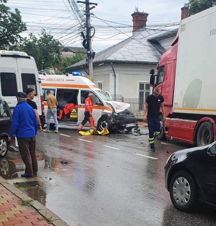 UPDATE - Neamţ: O ambulanţă în care se aflau patru persoane, implicată într-un accident rutier / Cum s-a produs accidentul 