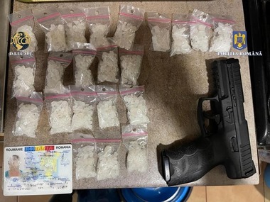 Poliţia Română: 44 de percheziţii, într-un dosar de trafic de droguri şi efectuarea, fără drept, de operaţiuni cu produse susceptibile de a avea efecte psihoactive / Între 100 şi 500 de lei, pentru un gram de drog