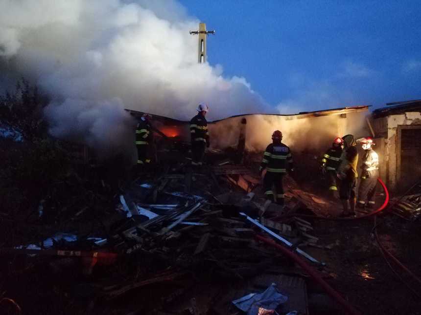 Cluj: Incendiu la un atelier de mobilă / Focul s-a manifestat generalizat la magazia unde era depozitat rumeguş