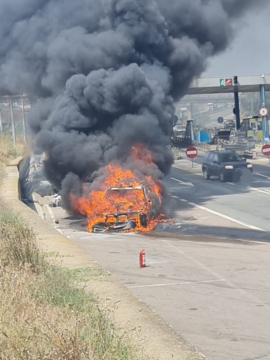 O maşină a luat foc la staţia de taxare de la Feteşti - FOTO