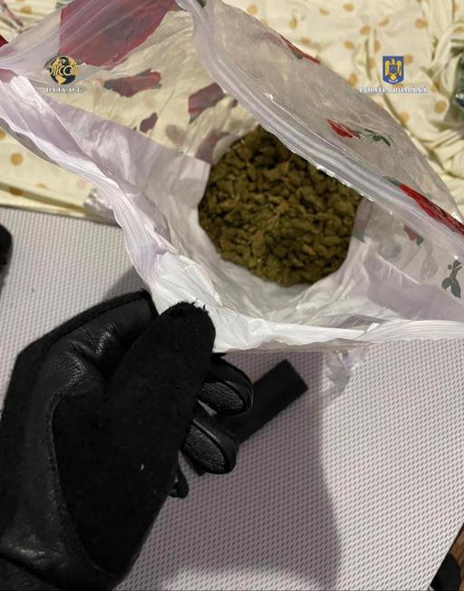 Neamţ: O fată de 16 ani a murit după ce a consumat un drog de tip cristal/ Trei persoane au fost reţinute în acest caz 