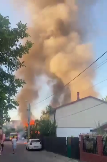Puternic incendiu la un garaj din Iaşi, cu flacără şi degajări mari de fum / O persoană a suferit atac de panică - VIDEO