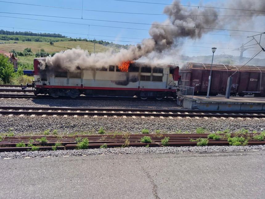 UPDATE - Sibiu: Incendiu la locomotiva unui tren de transport marfă, încărcat cu material lemnos / În gara unde s-a întâmplat incidentul nu sunt pasageri / Precizările CFR/ Incendiul, cauzat de suprasolicitarea motorului electric al locomotivei