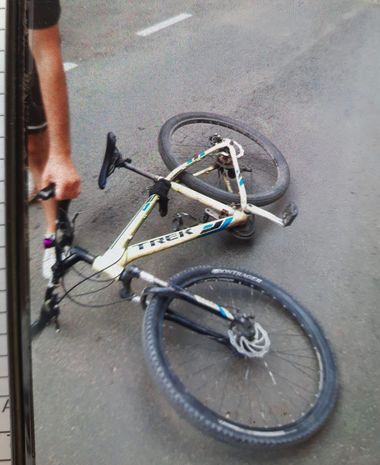 Timişoara: Copil de 4 ani, care se afla pe carosabil, accidentat de un curier biciclist care a fugit / El este căutat de poliţişti