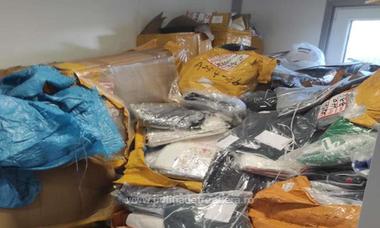 Poliţia de Frontieră: Haine, genţi şi pantofi, despre care există suspiciunea că sunt contrafăcute, în valoare de 6,6 milioane de lei, ridicate după ce au fost depistate la intrarea în România / Produsele veneau din Turcia şi aveau ca destinaţie Ucraina
