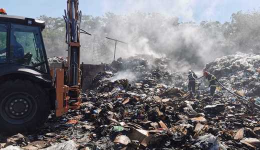 Botoşani: Peste 27 de tone de deşeuri plastice, reciclabile şi gunoi menajer au ars în urma unui incendiu la o staţie de sortare a deşeurilor