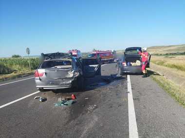 Suceava: Doi adulţi şi un copil, transportaţi la spital în urma unui accident rutier produs pe DN 17/ Traficul rutier este blocat - FOTO
