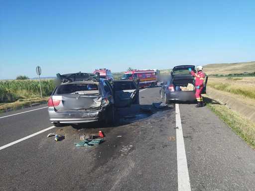 Suceava: Doi adulţi şi un copil, transportaţi la spital în urma unui accident rutier produs pe DN 17/ Traficul rutier este blocat - FOTO