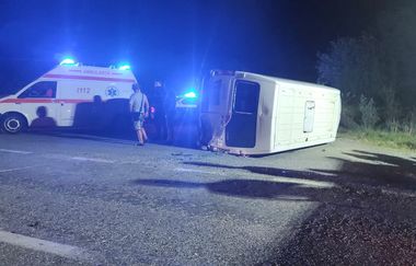 Gorj: Accident în care au fost implicate un microbuz şi un autoturism/ Microbuzul s-a răsturnat în urma impactului/ Trei bărbaţi, transportaţi la spital - FOTO