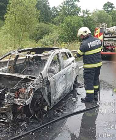 Caraş-Severin: O maşină aflată în mers pe DN 6 a luat foc