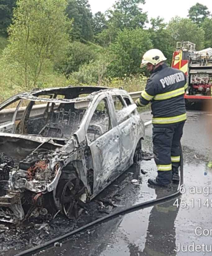 Caraş-Severin: O maşină aflată în mers pe DN 6 a luat foc