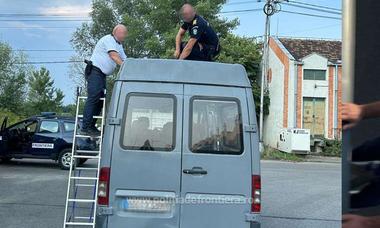 Poliţia de Frontieră: Aproape 12.000 de pachete de ţigări de contrabandă, găsite ascunse într-un locaş special amenajat pe plafonul unei autoutilitare