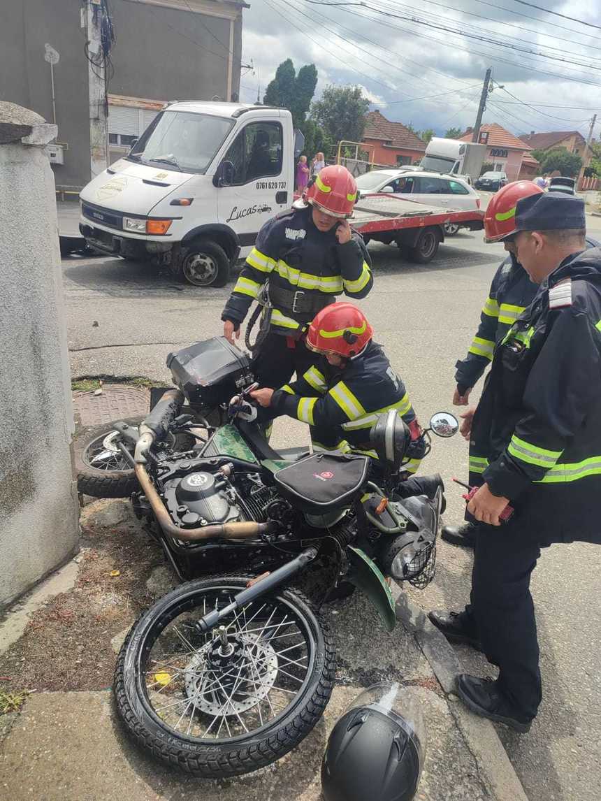 CRBL, implicat într-un accident rutier în judeţul Hunedoara / A depăşit neregulamentar cu motocicleta o coloană de maşini şi a izbit o autoutilitară din faţa sa