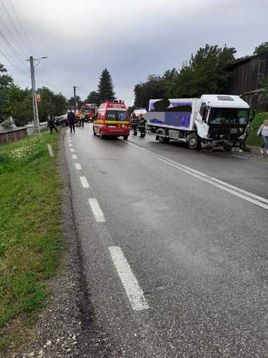 Neamţ: Şase persoane au fost rănite în urma unui accident rutier în care au fost implicate un autoturism şi o autoutilitară 