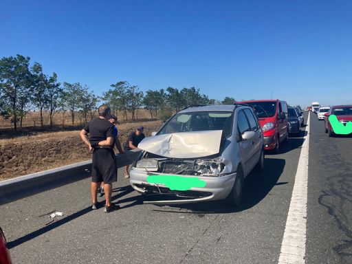 UPDATE - Opt maşini au fost implicate într-un accident rutier, pe Autostrada A2, la ieşirea spre Constanţa/ În acestea se aflau 18 adulţi şi patru copii