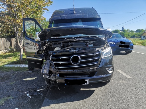 Buzău: Accident în care au fost implicate un microbuz şi un autoturism, pe DN 2/ Două persoane au fost rănite