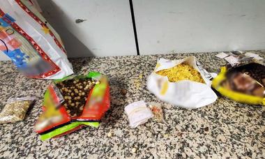 Aproximativ 4 kilograme de bijuterii, presupuse din aur şi argint, găsite de poliţiştii de frontieră de la Aeroportul ”Henri Coandă” ascunse în pungi cu cereale - FOTO