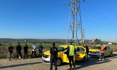 Cinci persoane din Bangladesh au intrat ilegal în România, trecând Prutul cu o barcă pneumatică/ Migranţii au fost preluate de trei călăuze care le-au promis că vor ajunge în Italia