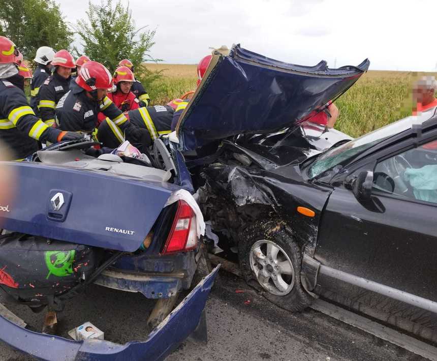 Ialomiţa: Doi morţi şi patru răniţi, după ce două autoturisme s-au ciocnit, pe DN 2/ Traficul este restricţionat - FOTO