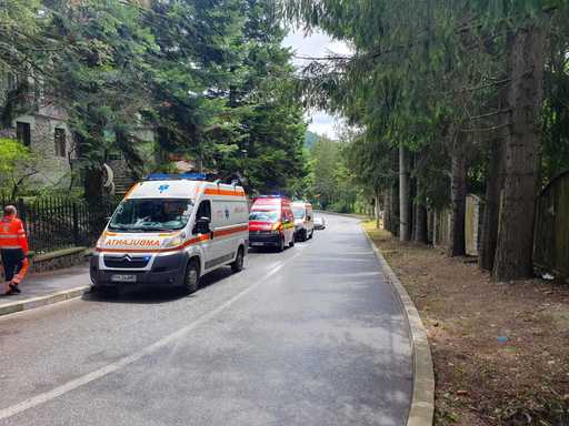 UPDATE - Prahova: Intervenţie a Serviciului de Ambulanţă şi a SMURD pentru preluarea mai multor turişti cu simptome de toxiinfecţie alimentară din Sinaia/ Este vorba despre nouă elevi aflaţi în tabără şi un însoţitor al lor