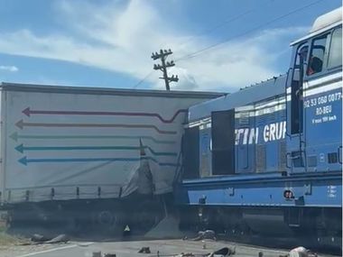 Timiş: Un TIR încărcat cu îngrăşăminte chimice a fost lovit de o locomotivă - FOTO