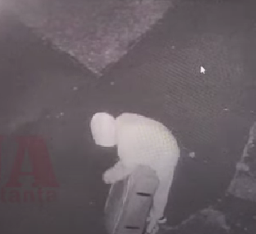 Tânăra suspectată că şi-a ucis prietena, la Mangalia, surprinsă de camerele de supraveghere din oraş, după ce a lăsat cadavrul în parc - VIDEO

