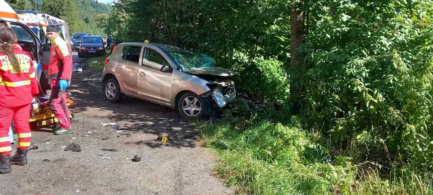 Un mort şi trei răniţi în urma unui accident produs pe DN 1, pe Valea Prahovei, după ce un autoturism a intrat pe contrasens