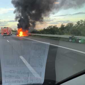 UPDATE - Maşină în flăcări pe Autostrada Bucureşti - Piteşti / În autoturism era doar şoferul, care a reuşit să iasă - FOTO
