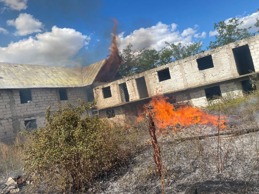Giurgiu: Pericol la Mănăstirea "Delta Neajlovului" – Un incendiu a cuprins acoperişul chiliilor aflate în construcţie, dar şi vegetaţia uscată din zonă