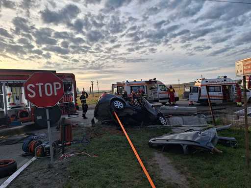 Iaşi: Trei persoane, transportate la spital după ce autoturismul în care se aflau a fost implicat într-un accident pe DN 28B - FOTO