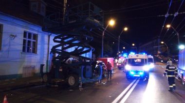Sibiu: Patru muncitori care se aflau într-o nacelă pentru a lucra la reţeaua eletrică a troleibuzelor, la spital după ce utilajul a fost lovit de un autoturism, la Mediaş