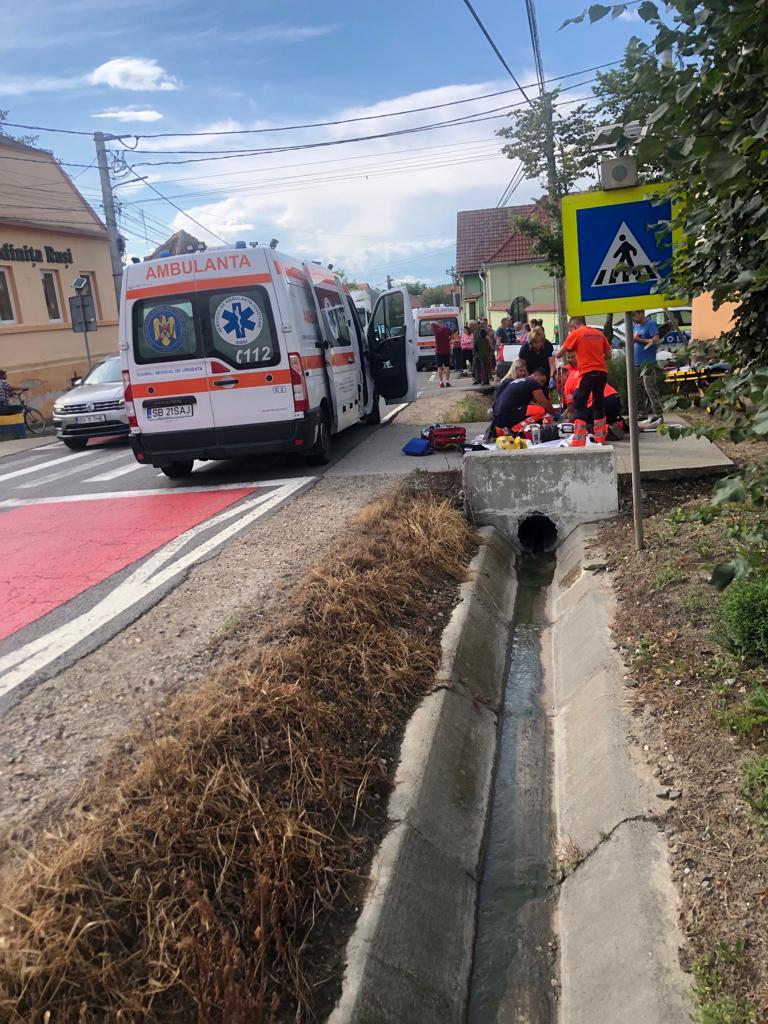 Sibiu: O maşină a intrat pe contrasens, într-o localitate de pe DN 14, şi a lovit o femeie / Victima a fost resuscitată, fiind transportată la spital în stare gravă