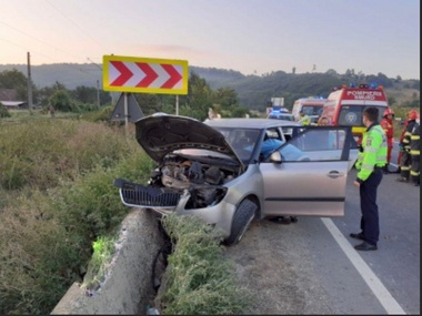 Mureş: Patru răniţi, după ce un autoturism a ieşit de pe şosea. Printre victime se află şi un copil de doi ani, în stare gravă - FOTO
