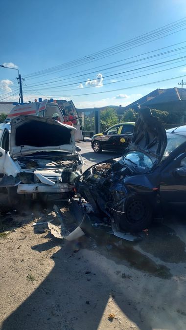 Doi răniţi, după ce două autoturisme s-au ciocnit pe o stradă din Curtea de Argeş
