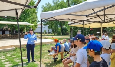 Programul „Vara pe uliţă”, desfăşurat de poliţişti la Muzeul Naţional al Satului „Dimitrie Gusti”, pentru iniţierea copiilor în tehnici tradiţionale şi desfăşurarea de activităţi informativ-preventive, în timpul vacanţei de vară