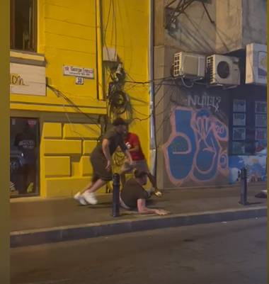 UPDATE - Imagini cu mai mulţi tineri care se bat în Bucureşti, publicate pe internet / Patru dintre scandalagii ar fi coborât dintr-un taxi şi au lovit o maşină / Două plângeri la Poliţie - VIDEO