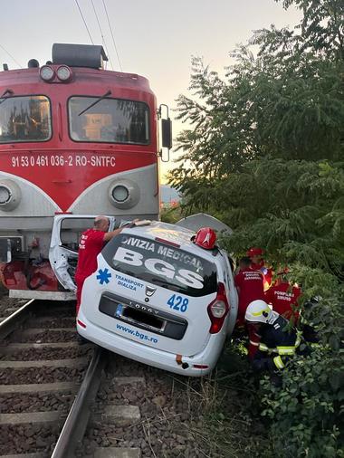 Maşină lovită de tren în judeţul Gorj / Un bărbat a murit