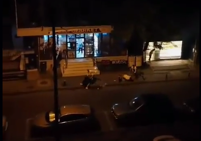 Cruntă bătaie între patru bărbaţi, pe o stradă din Craiova / Unul dintre scandalagii loveşte în mod repetat două persoane cu o bâtă - VIDEO