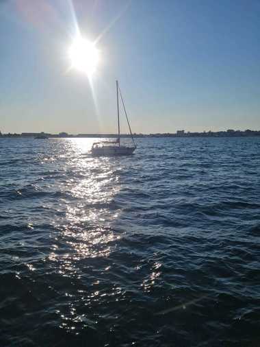 Operaţiune de salvare a şapte persoane, între care trei copii, aflate la bordul unui velier care rămăsese prins între pietre, în zona Cap Tuzla, din Marea Neagră - FOTO / VIDEO